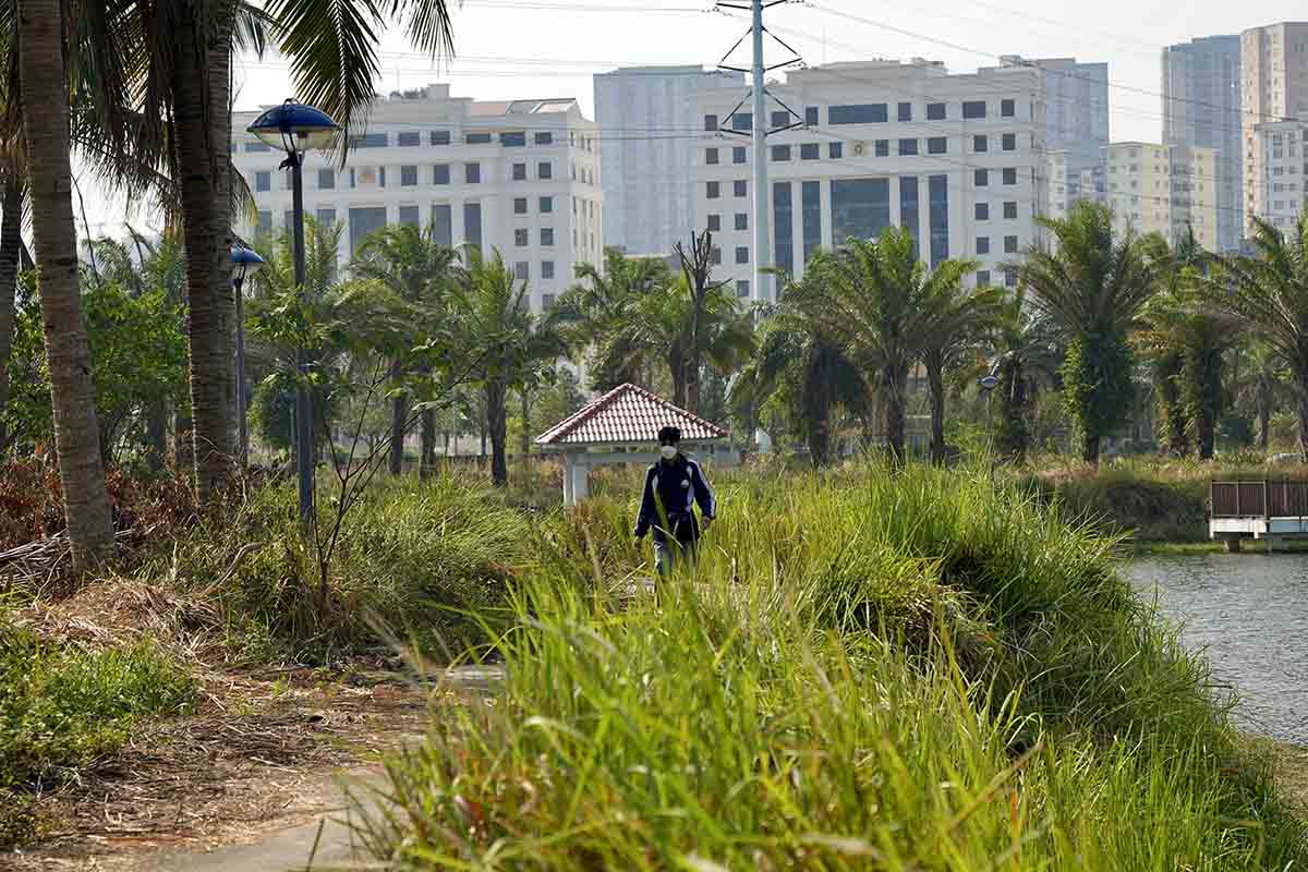 Duong di quanh cong vien co moc um tum. Anh: Huu Chanh