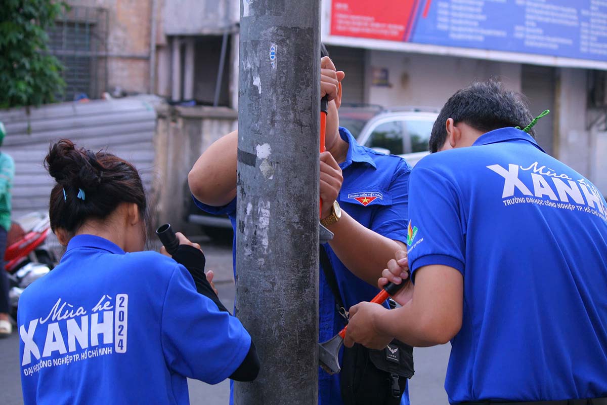 Teachers and students of Ho Chi Minh City cooperate with departments, branches and organizations to eliminate dirty advertising and build a green - clean - beautiful city. Photo: Dong Hoang