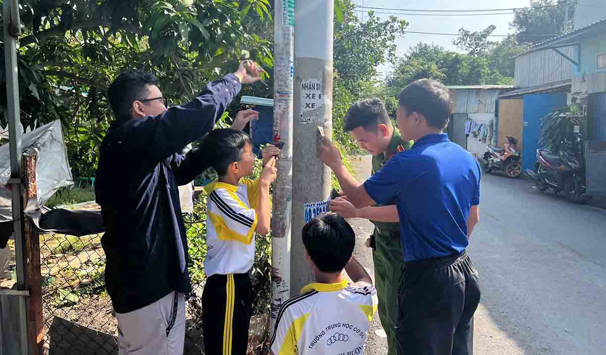 Học sinh, sinh viên TPHCM tham gia bóc gỡ quảng cáo bẩn. Ảnh: Đông Hoàng