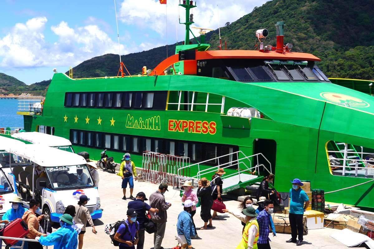 Mai Linh Tay Do's high-speed passenger ferry, while operating at Ben Dam port, is being asked to pay VND389 million in overdue debt. Photo: Thanh An