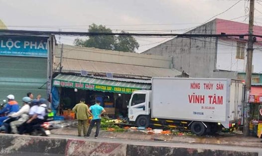 Hiện trường vụ xe tải lao vào sạp rau củ ven đường. Ảnh: An Long