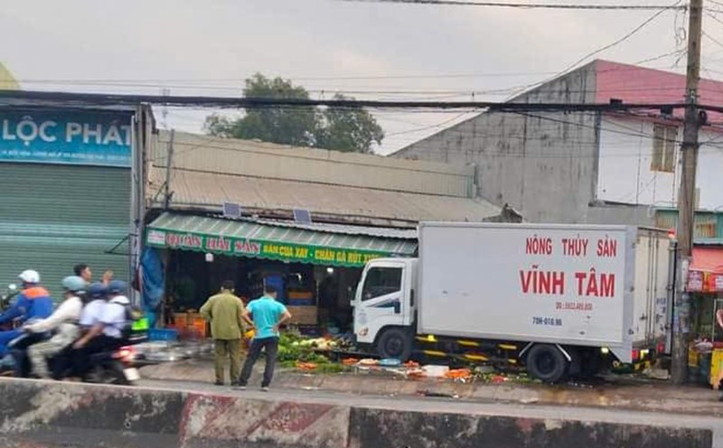 The scene of the truck crashing into a roadside vegetable stall. Photo: An Long