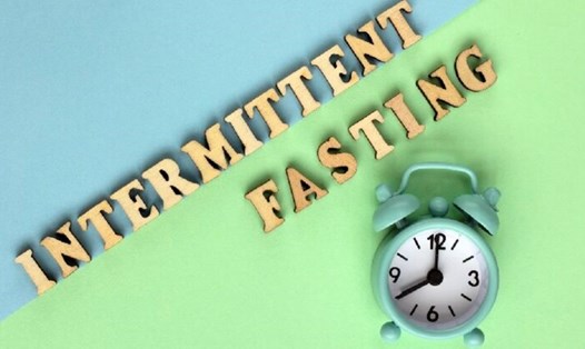 Nhịn ăn gián đoạn và tác động đến chu kỳ kinh nguyệt. Ảnh: Theo Healthshots.