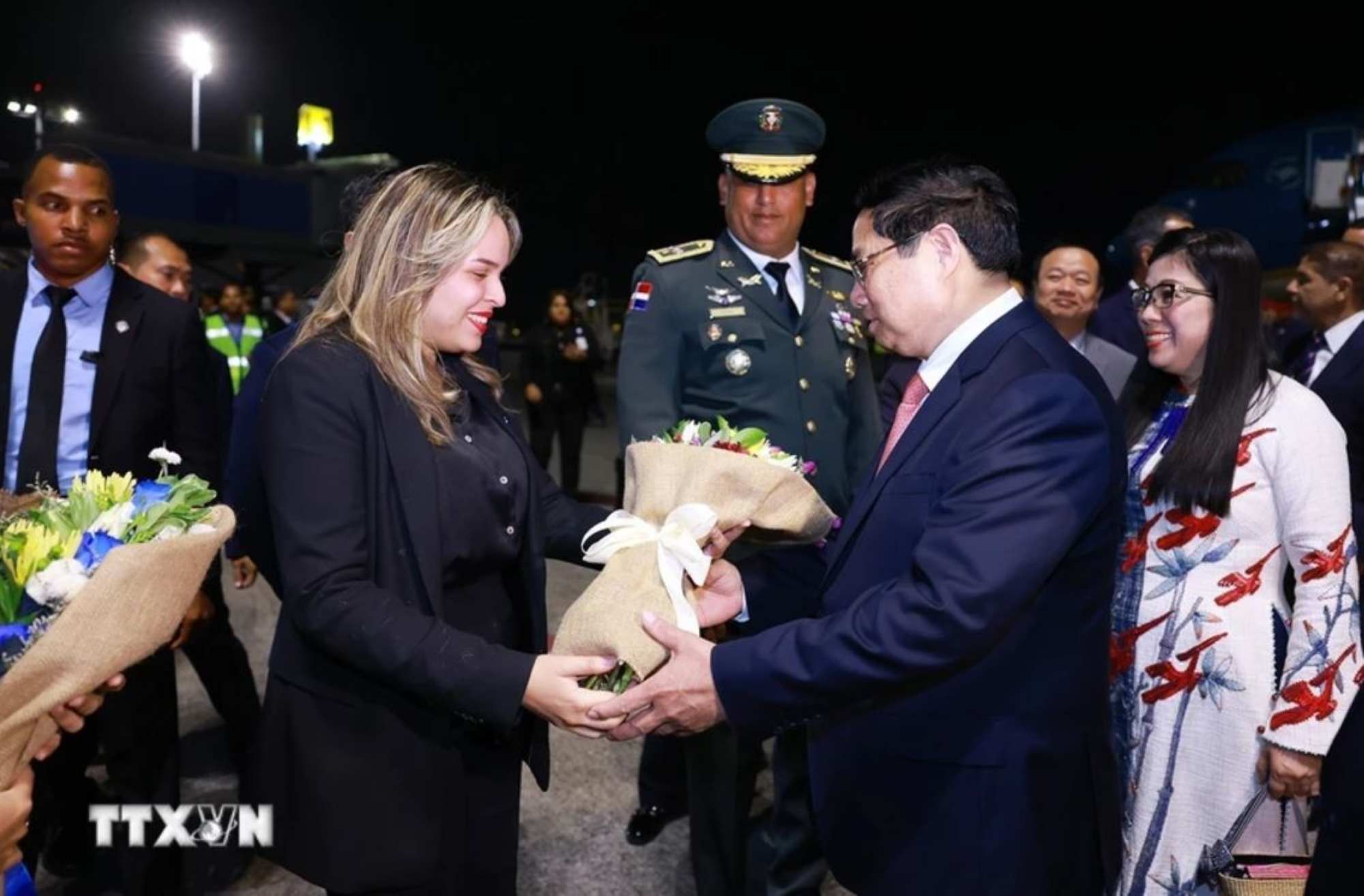 Welcoming ceremony for Politburo member, Prime Minister Pham Minh Chinh and his wife along with the high-ranking Vietnamese delegation at Las Americas airport, Santo Domingo, Dominican Republic. Photo: VNA