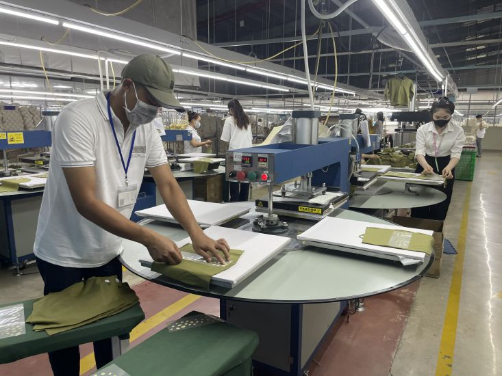 Workers of Hung Kiu Vietnam Garment Company Limited work hard at the end of the year. Photo: Dinh Trong