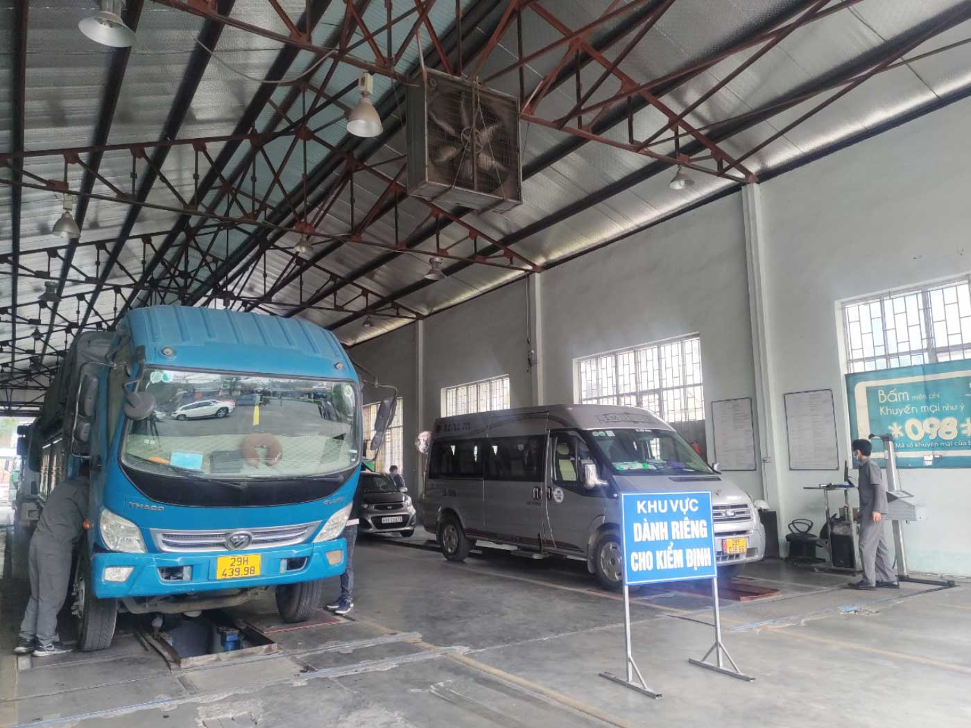 Vehicles line up for inspection at the 88-01S Motor Vehicle Inspection Center (Vinh Phuc). Photo: Tran Bui