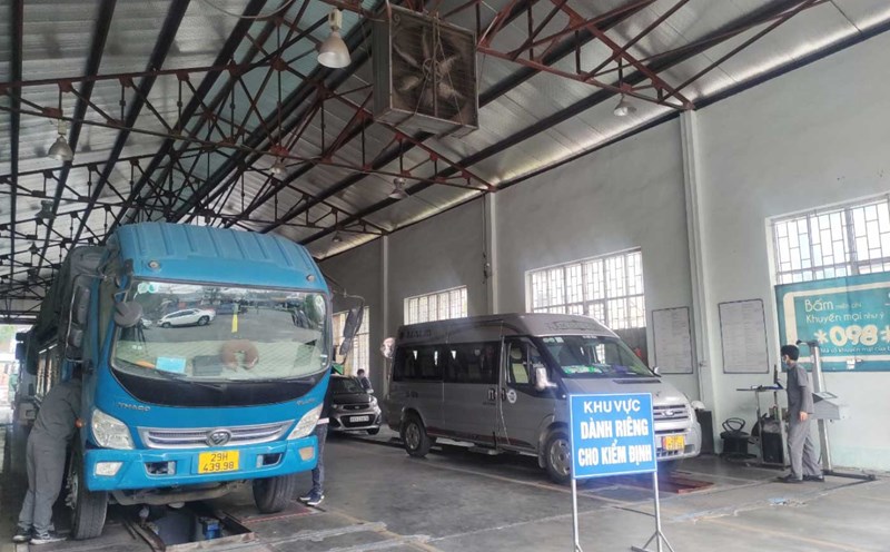 Vehicles line up for inspection at the 88-01S Motor Vehicle Inspection Center (Vinh Phuc). Photo: Tran Bui