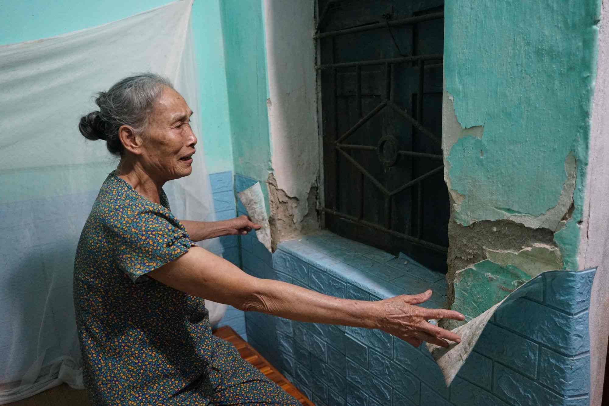The house of Mrs. Bui Thi Xuan (83 years old, on Tay Son street) is peeling and degraded in many places. Photo: Quach Du
