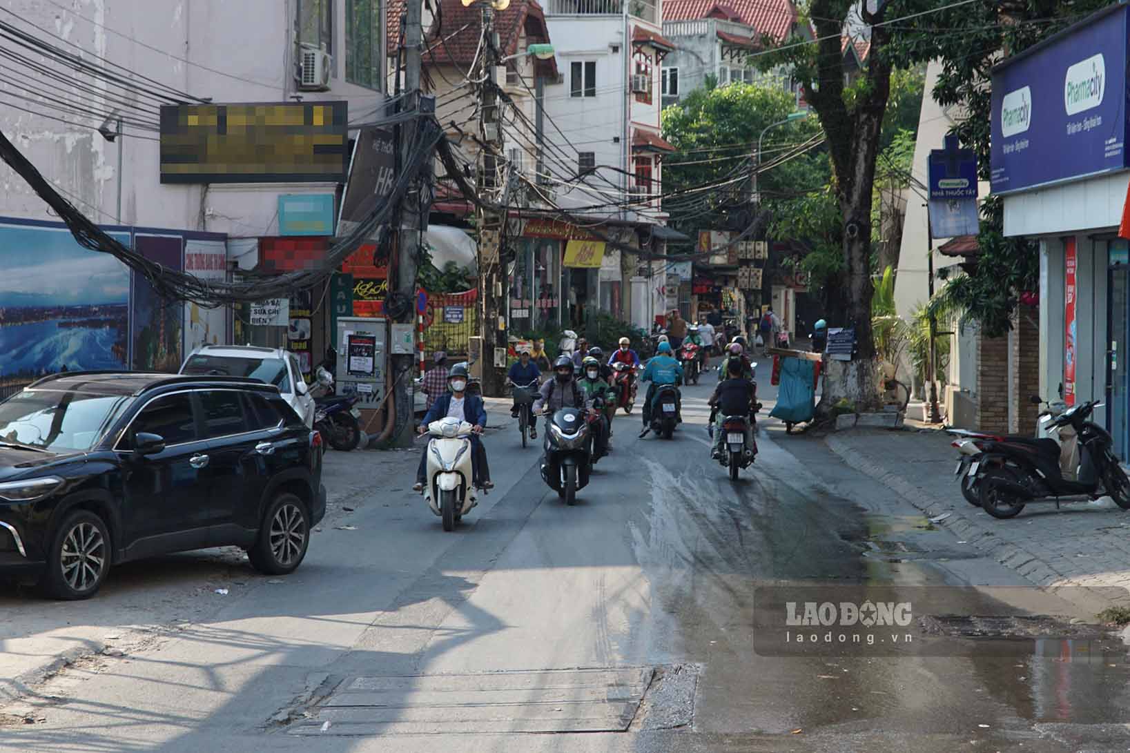 Theo ghi nhan cua Lao Dong, duong To Ngoc Van co long duong nho hep va xuat hien nhieu ranh nut, sut lun. (Anh chup doan dau duong To Ngoc Van giao voi duong Xuan Dieu).