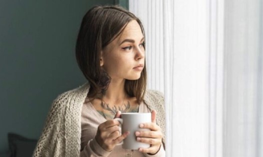 Vì sao uống trà hoa hồng giúp giảm đau bụng kinh. Ảnh: Theo Healthshots.