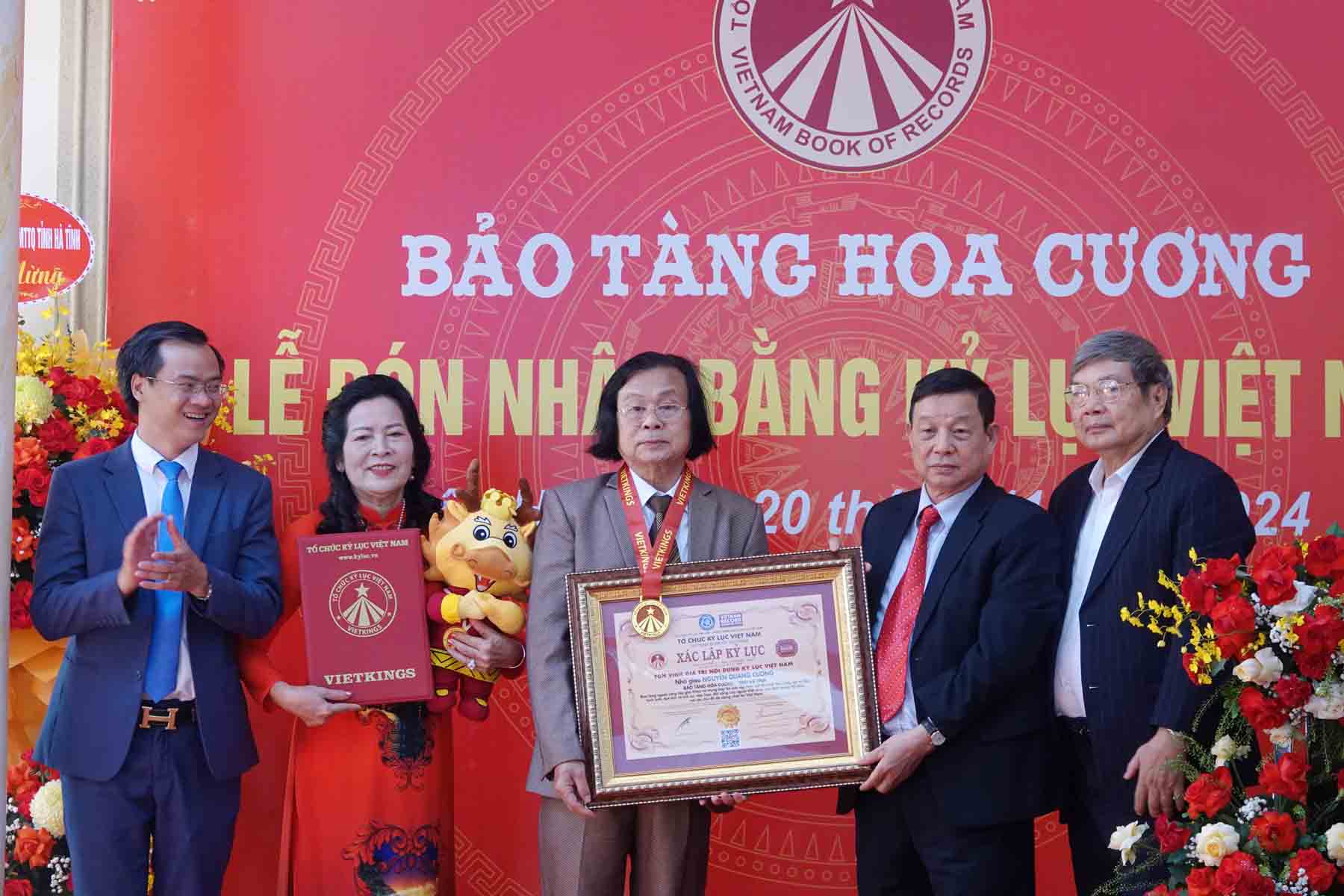 Representative of Vietnam Record Organization awarded the Vietnam Record Certificate to Hoa Cuong Museum. Photo: Tran Tuan.