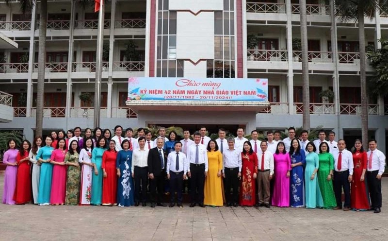 Yen Bai provincial leaders take souvenir photos with officials and civil servants of the education sector. Photo: Yenbai.gov