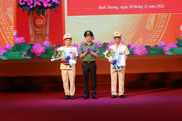 Colonel Ta Van Dep - Director of Binh Duong Provincial Police - presented the appointment decision to 2 Deputy Directors of the Provincial Police. Photo: Binh Duong Provincial Police