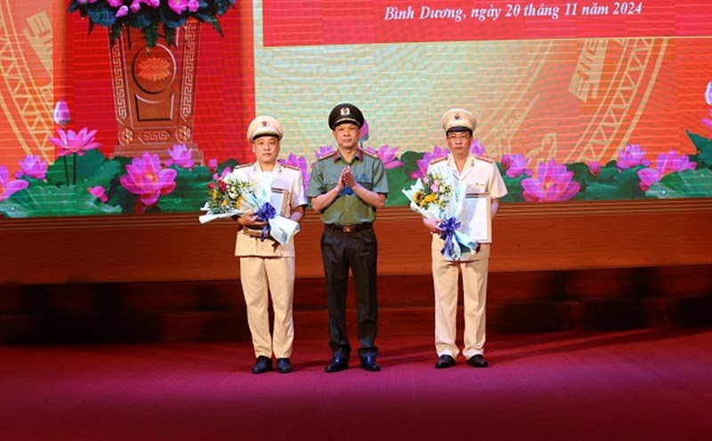 Colonel Ta Van Dep - Director of Binh Duong Provincial Police - presented the appointment decision to 2 Deputy Directors of the Provincial Police. Photo: Binh Duong Provincial Police