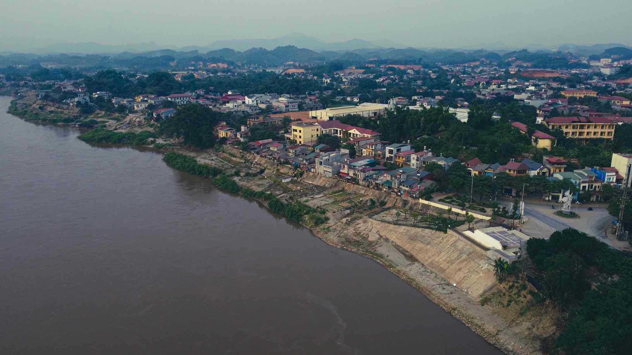 Di tich lich su Ben Au Lau nam ben doi bo song Thao (con goi la song Hong), bo ta ngan thuoc to dan pho Phuc Xuan, phuong Nguyen Phuc, bo huu ngan thuoc thon Cua Ngoi, xa Au Lau, thanh pho Yen Bai, tinh Yen Bai.