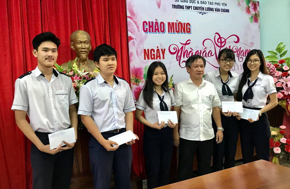 Teacher Huynh Tan Chau, Principal of Luong Van Chanh High School for the Gifted (3rd from right) presents gifts to students on November 20. Photo: Provided by Teacher Huynh Tan Chau