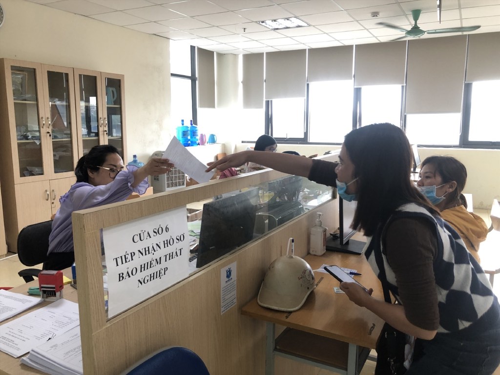 Workers complete procedures to receive unemployment benefits. Illustration photo: Que Chi