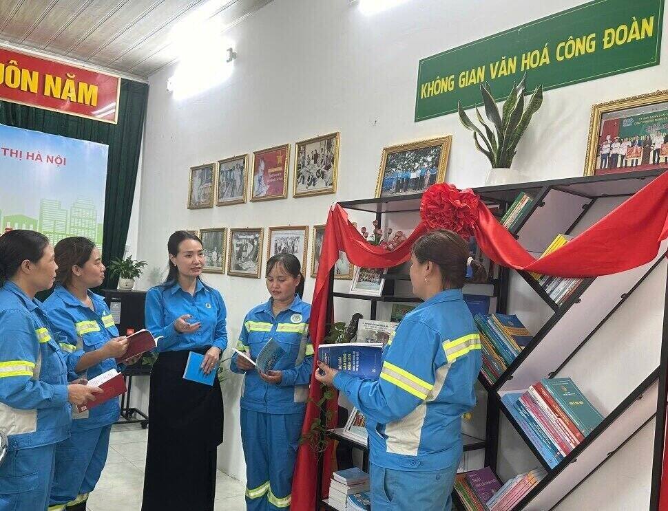 At the Trade Union Cultural Space, female workers of the Hanoi Construction Industry can learn about policies and regimes, including Social Insurance and Health Insurance. Photo: Trade Union