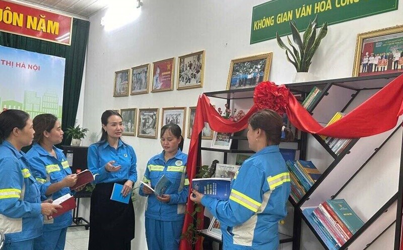 At the Trade Union Cultural Space, female workers of the Hanoi Construction Industry can learn about policies and regimes, including Social Insurance and Health Insurance. Photo: Trade Union