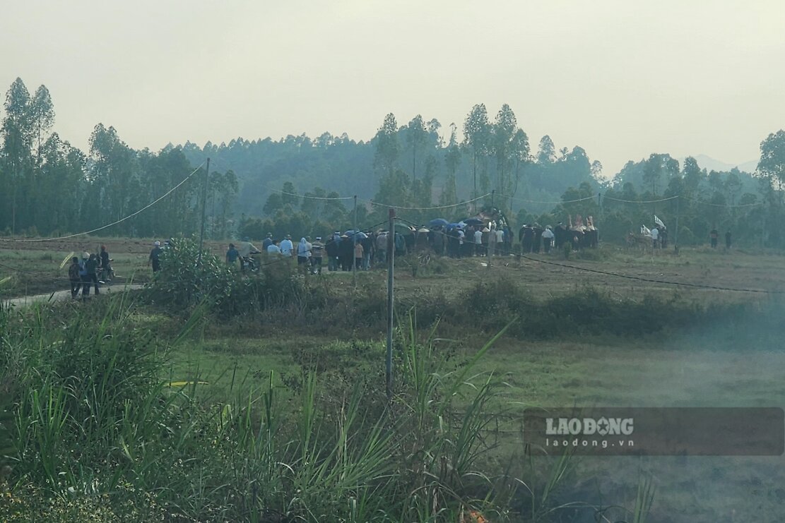 Relatives bid farewell to the unfortunate students on their final journey. Photo: To Cong.