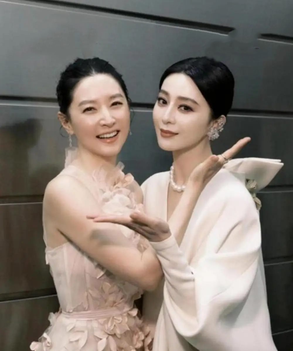 Lee Young Ae tre trung khi dung canh Pham Bang Bang kem nu dien vien 10 tuoi. Anh: Sohu