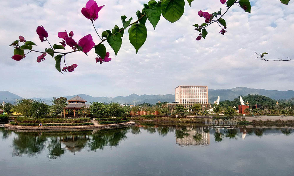 Công trình này được xây dựng tại khu quy hoạch trung tâm hành chính (mới) của tỉnh Điện Biên - nơi có 15 dự án xây dựng, trong đó có 10 dự án xây dựng trụ sở.