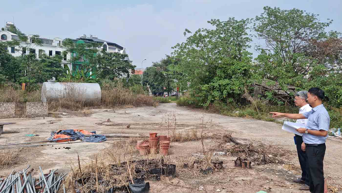 Khu dat va cong trinh xay dung tren dien tich thue, thau cua mot ho gia dinh nam trong chi gioi giai phong mat bang de thuc hien du an cong vien Gia Lam. Anh: Huu Chanh