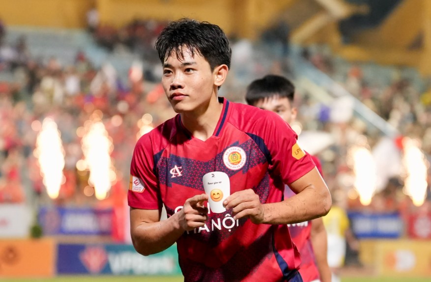 Dinh Bac scored to help the Hanoi Police team win 3-0 against Binh Dinh. Photo: CAHN FC