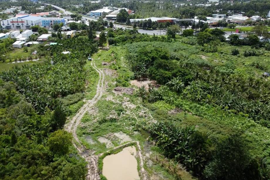 Panoramic view of the landfill blocking the Can Tho - Ca Mau highway. Photo: Ta Quang