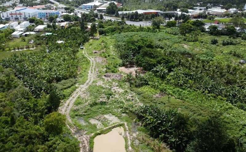 Panoramic view of the landfill blocking the Can Tho - Ca Mau highway. Photo: Ta Quang