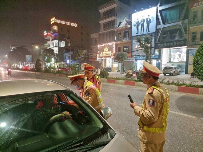 Nghe An Traffic Police check drivers' alcohol levels to reduce traffic accidents caused by alcohol abuse. Photo: Quang Dai