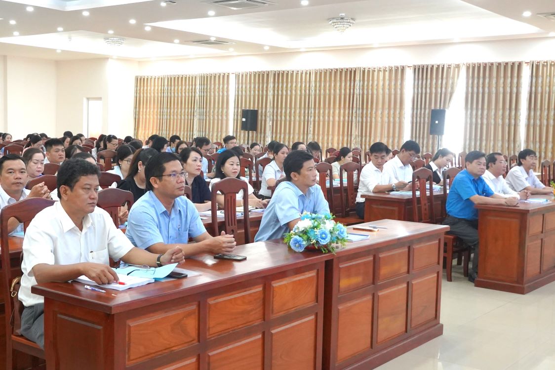 Quang anh buoi hoi nghi. Anh: Yen Phuong