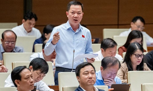 Đại biểu Quốc hội Trịnh Xuân An thảo luận việc thí điểm thực hiện dự án nhà ở thương mại. Ảnh: Phạm Đông