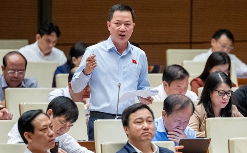 National Assembly Delegate Trinh Xuan An discusses the pilot implementation of a commercial housing project. Photo: Pham Dong