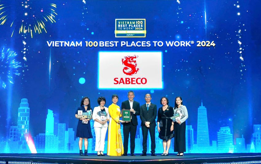 Mr. Lester Tan - General Director of SABECO (middle) - received the certificate of Top 100 Best Workplaces in Vietnam 2024 at the award ceremony on November 19. Photo: SABECO
