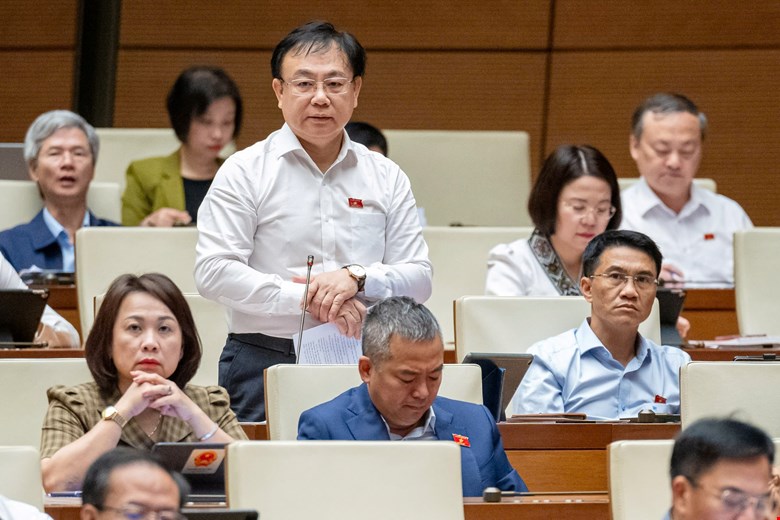 Delegate Nguyen Cong Long pointed out the reality of skyrocketing real estate prices, making it difficult for civil servants to buy houses. Photo: Pham Dong