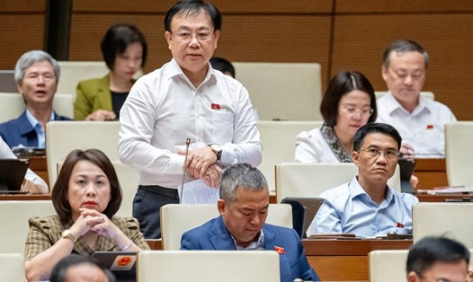 Đại biểu Nguyễn Công Long nêu thực trạng giá bất động sản tăng phi mã, công chức khó mua được nhà. Ảnh: Phạm Đông