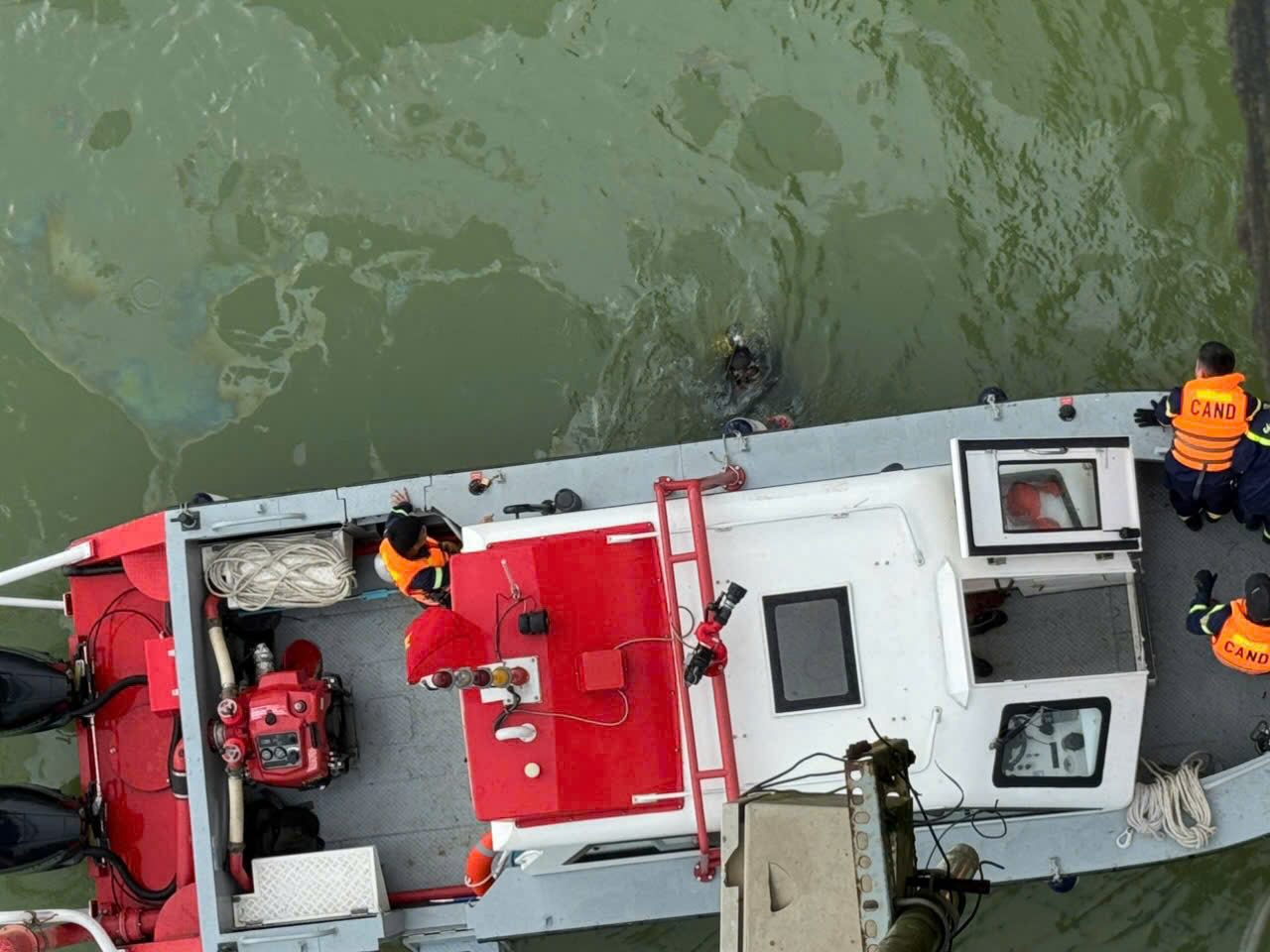 Authorities search for missing victims. Photo: Quang An.