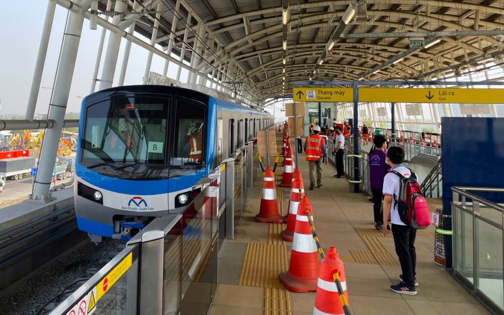 The lowest ticket price for Metro Line 1 is 6,000 VND per trip. Photo: Anh Tu