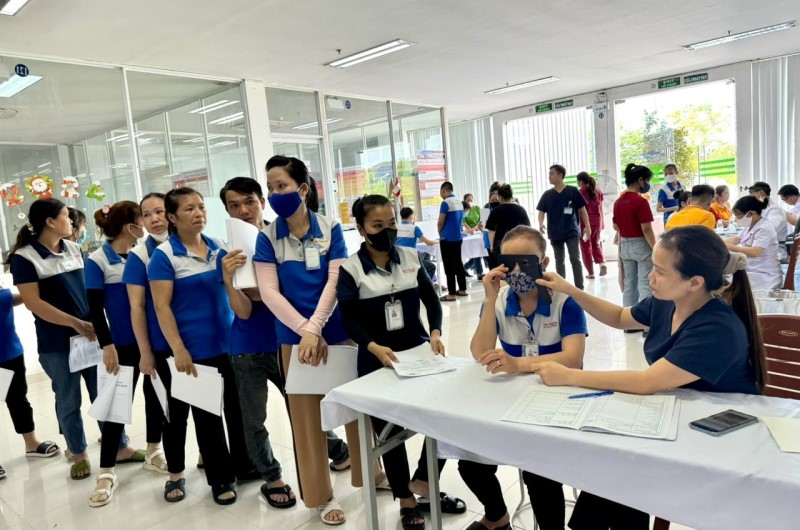 More than 1,800 workers of Hi-Tech Vietnam Apparel Company (Quang Nam) received occupational health examinations. Photo: Song Han