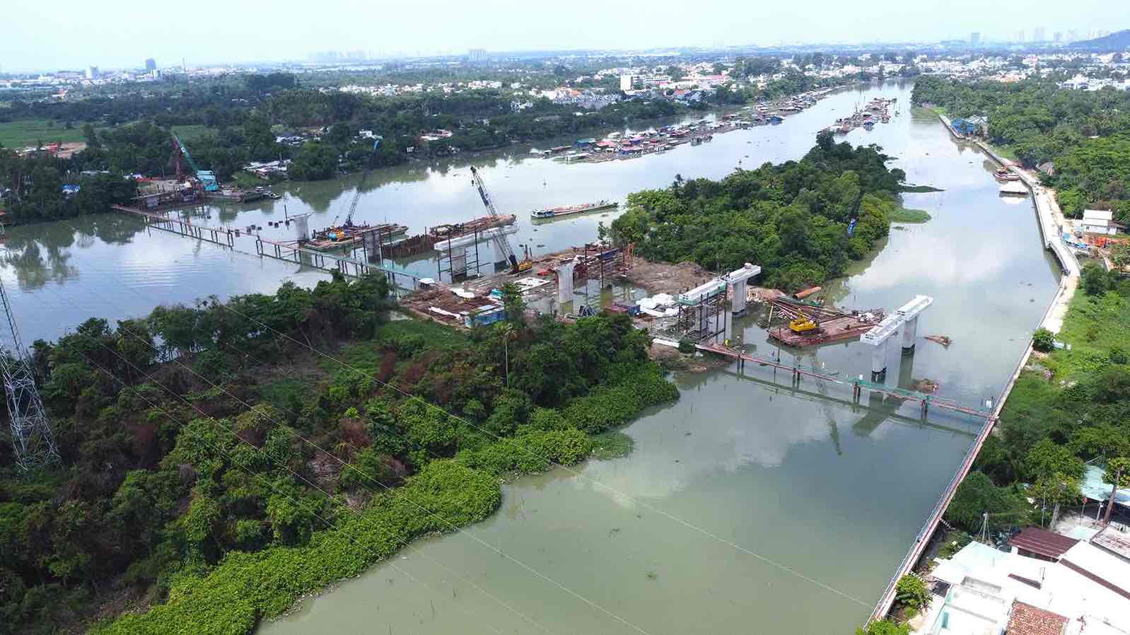 Construction of Thong Nhat Bridge project under Bien Hoa City central axis road project. Photo: HAC