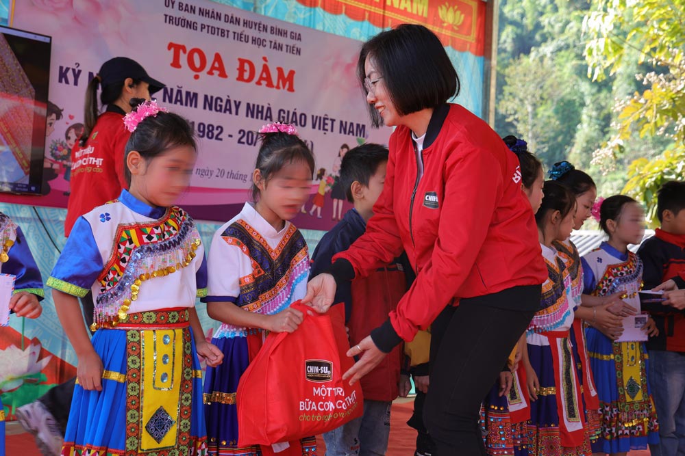 Dai dien nhan hang CHIN-SU trao qua tang cac em hoc sinh truong Tieu hoc Tan Tien, Ban Pe, Lang Son trong ngay 20.11. Anh: H. Van