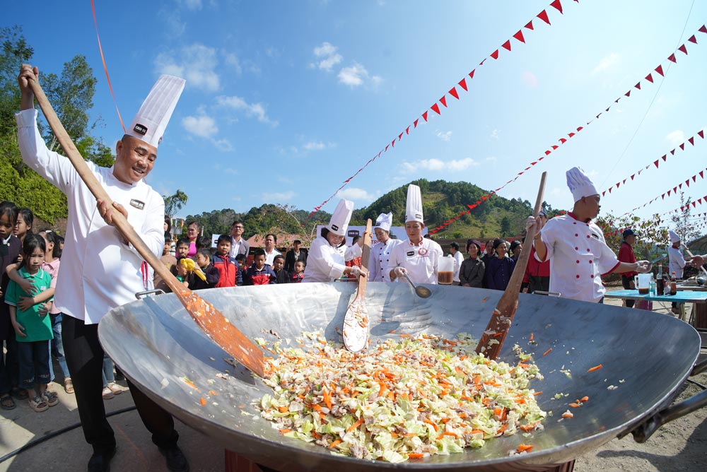 A 2 meter diameter pan of stir-fried pork and vegetables made by professional chefs. Photo: H. Van