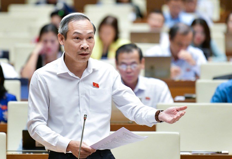 Delegate Phan Duc Hieu (Thai Binh Delegation) discussed the draft Resolution on piloting the implementation of commercial housing projects through agreements on receiving land use rights or having land use rights. Photo: National Assembly