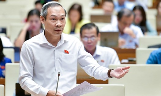Đại biểu Phan Đức Hiếu (Đoàn Thái Bình) thảo luận về dự thảo Nghị quyết thí điểm thực hiện dự án nhà ở thương mại thông qua thỏa thuận về nhận quyền sử dụng đất hoặc đang có quyền sử dụng đất. Ảnh: Quốc hội