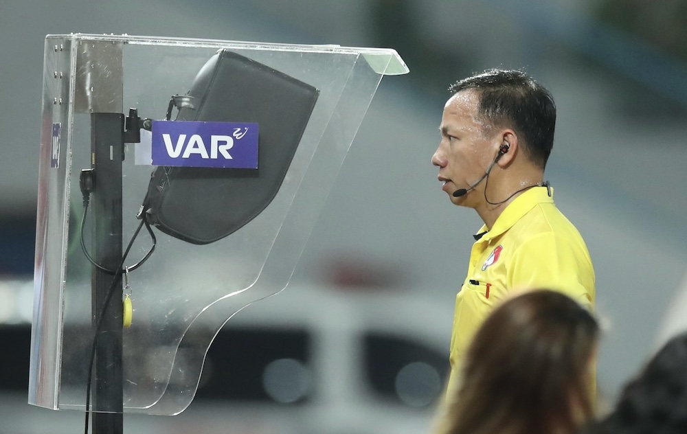 VAR xuat hien gan nhu toan bo cac tran dau cua moi vong dau V.League 2024-2025. Anh: Minh Dan