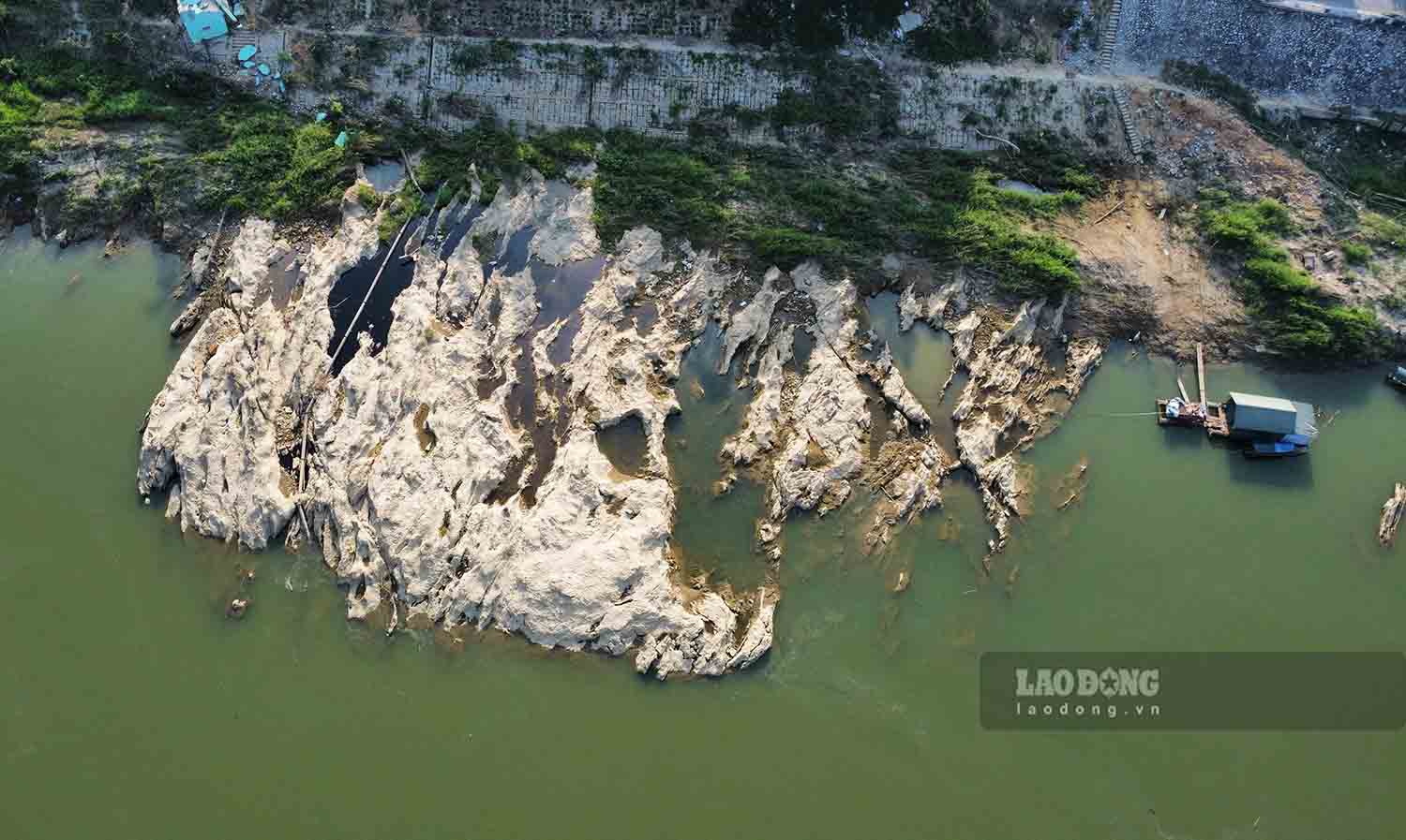 Lo River through Tuyen Quang enters the dry season.