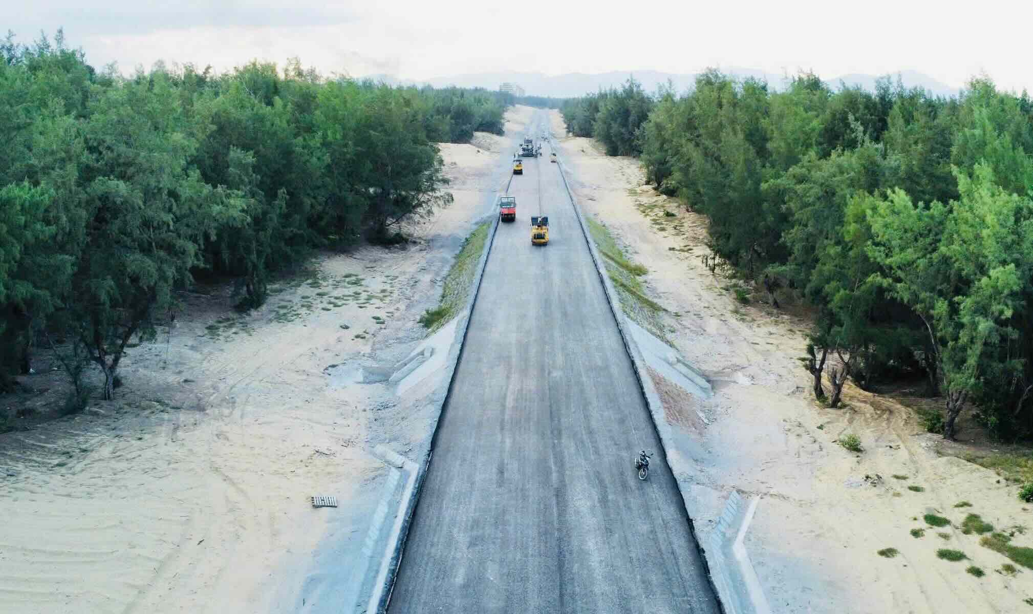 The coastal road in Quang Binh is under construction, some places are facing land clearance problems. Photo: Q. Nguyen
