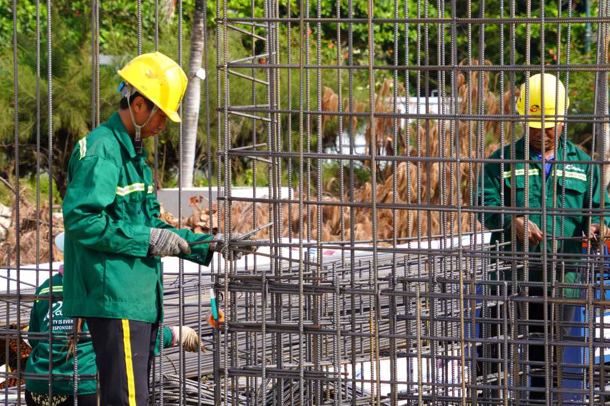 Cong nhan lam viec trong cai nang gat cua mien bien. Anh Ho Hoang Nam - Giam sat thi cong tai khu vuc tram dich vu cong cong so 5 - cho biet, hien dang co khoang 200 cong nhan cung khoang 150 phuong tien, may moc lam viec tren cong truong. Anh: Thanh An