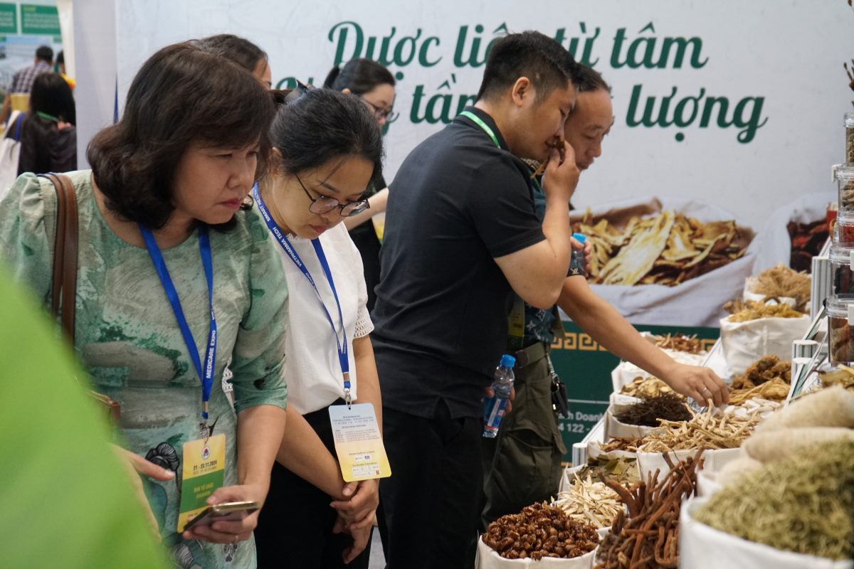 People visit and shop for medicinal herbs and traditional medicine. Photo: Thanh Chan